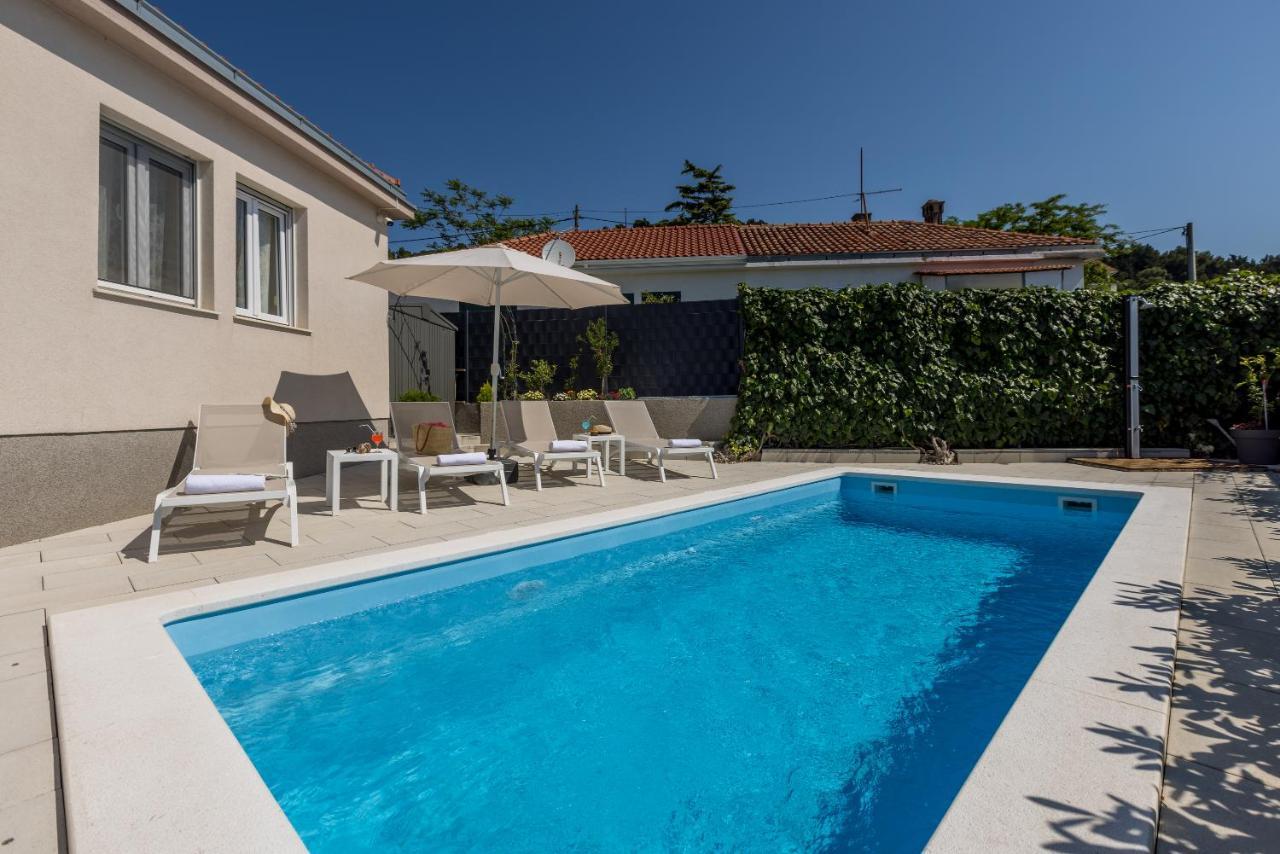 Katess With Heated Pool Villa *